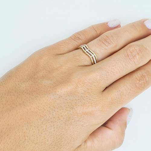 Kuldnesõrmus tsirkoonidega