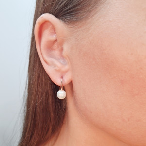 Gold earrings with cultured pearl