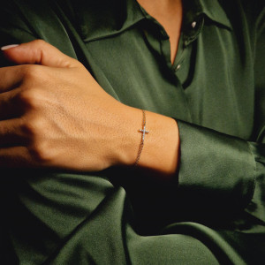 Gold bracelet with zircon