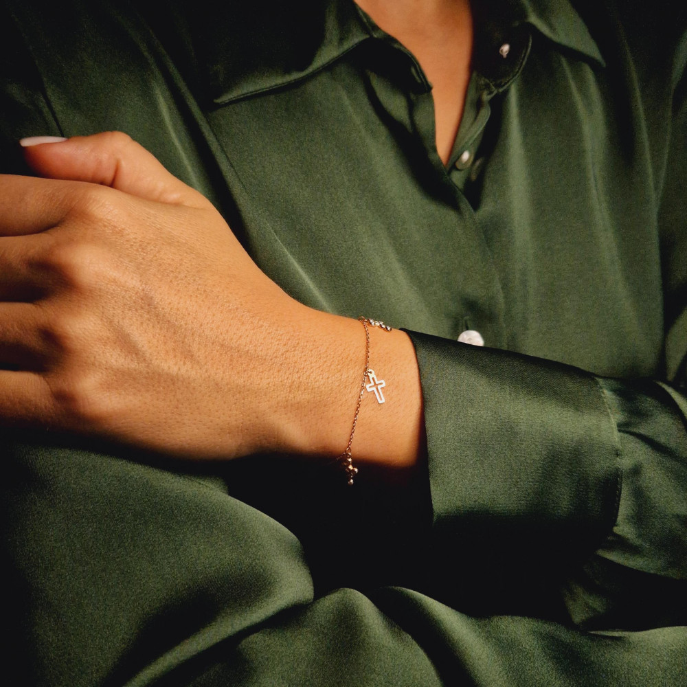 Gold bracelet with zircon