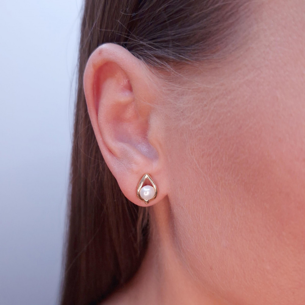 Gold earrings with cultured pearl