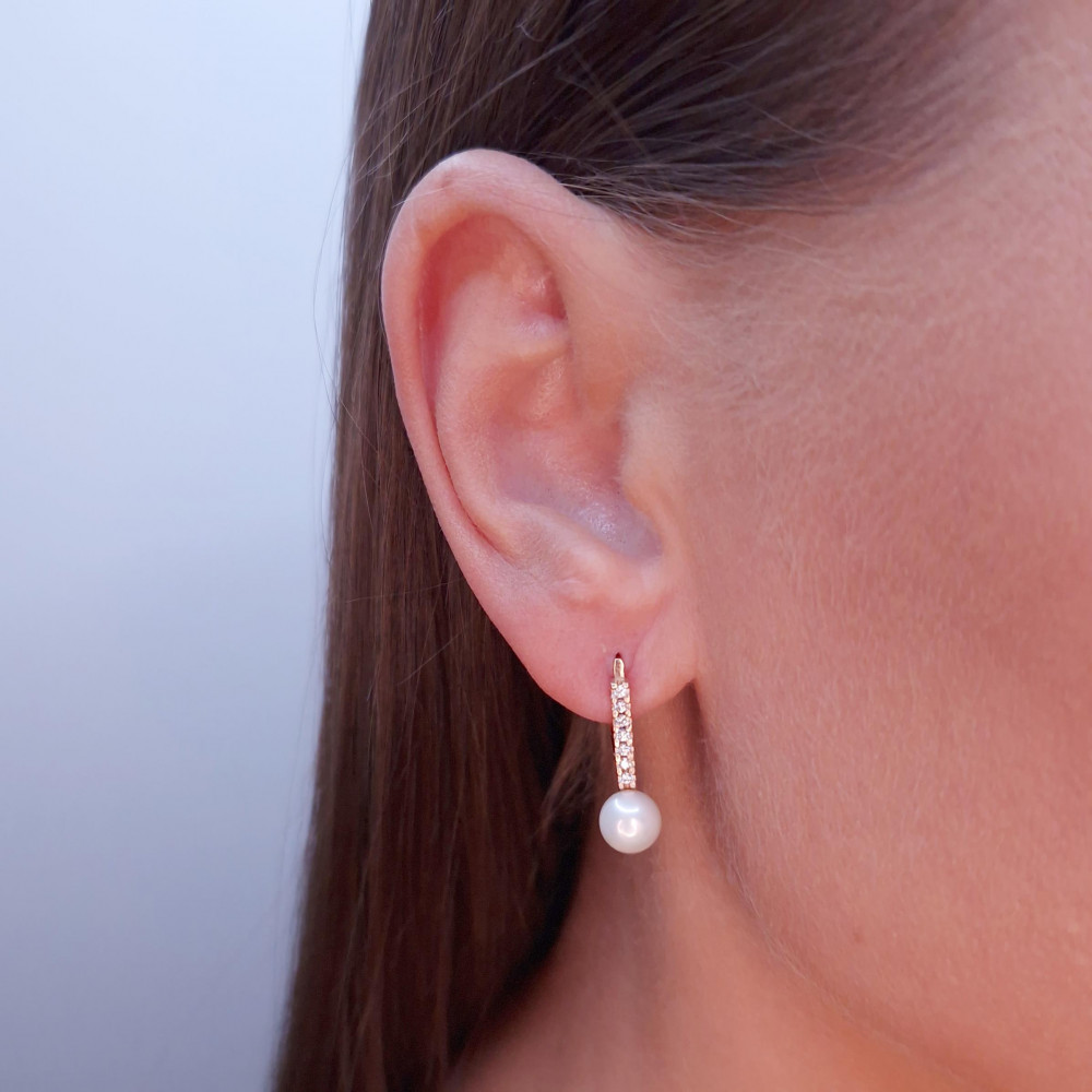 Gold earrings with cultured pearl