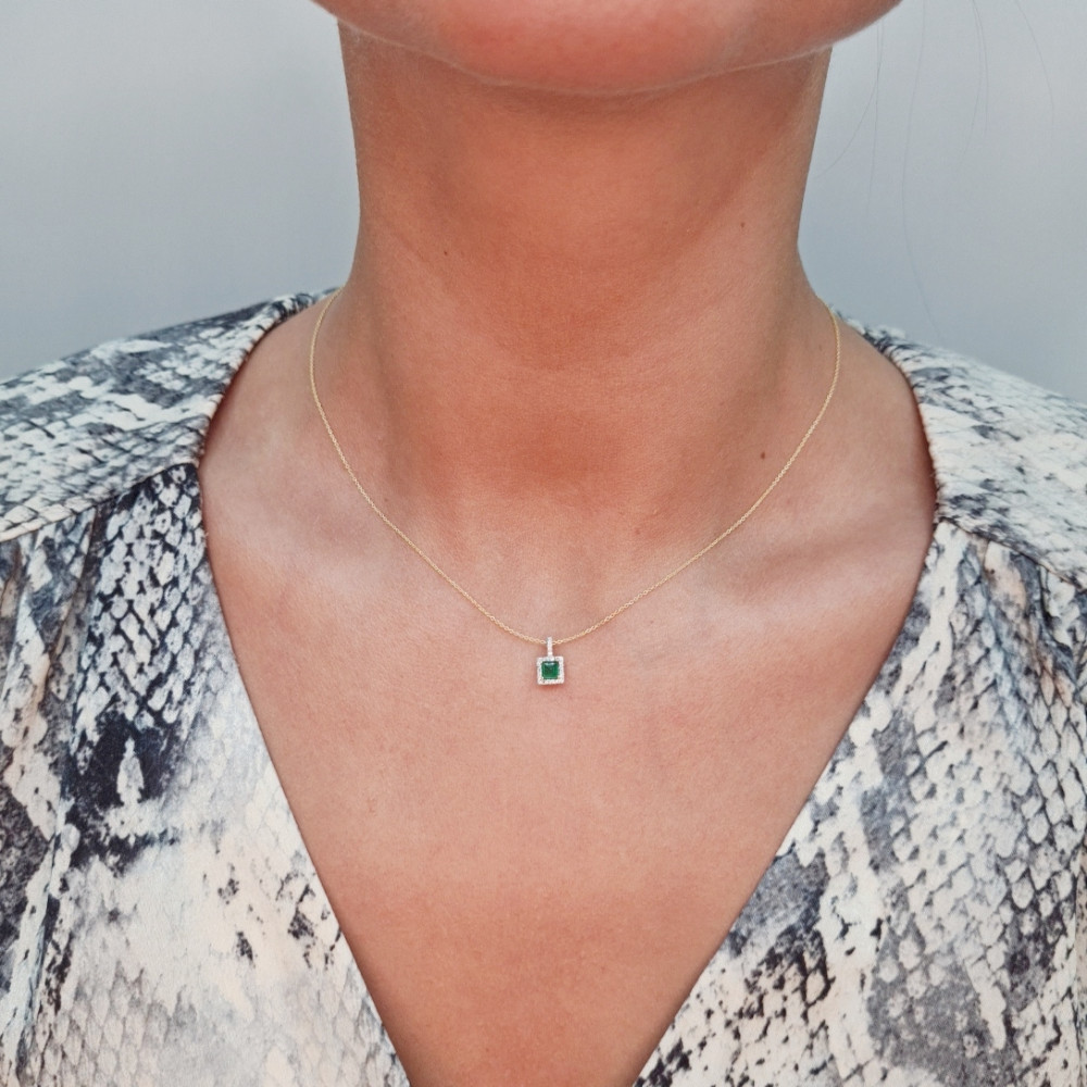 Gold chain with emerald pendant