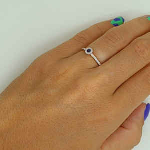 Gold ring with sapphire