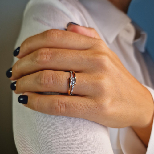 Golden ring with zircon