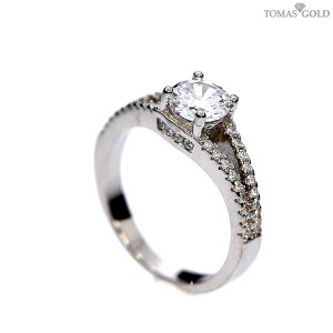 Серебряное кольцо с цирконом