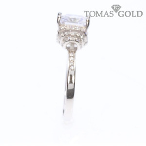 Серебряное кольцо с цирконом