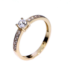 Kuldsõrmus tsirkoonidega