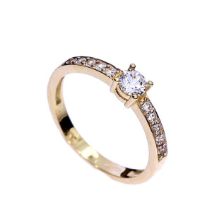 Kuldsõrmus tsirkoonidega