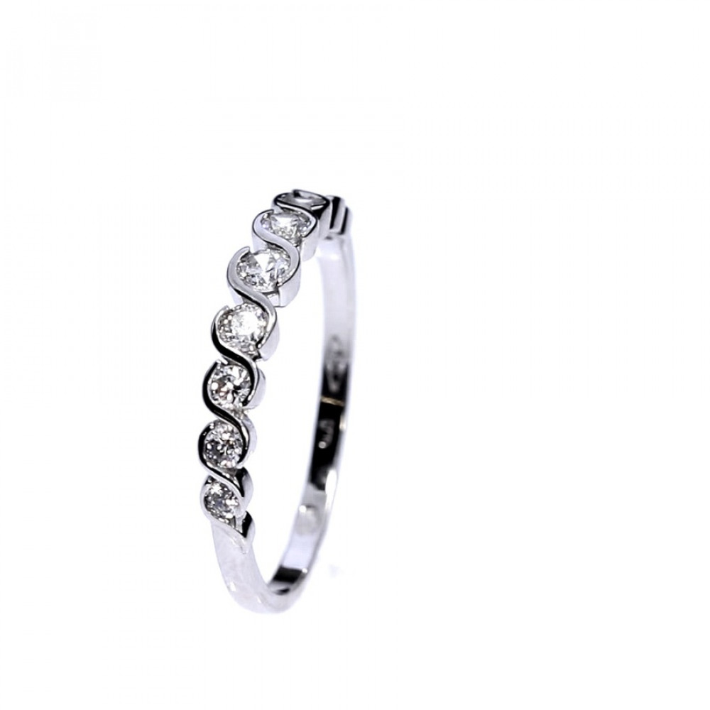 Gold ring with zircon