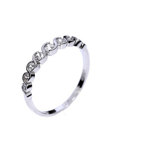 Gold ring with zircon