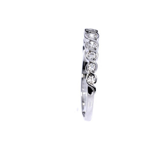 Gold ring with zircon