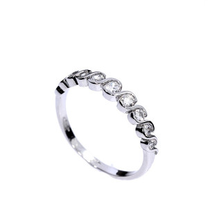 Gold ring with zircon