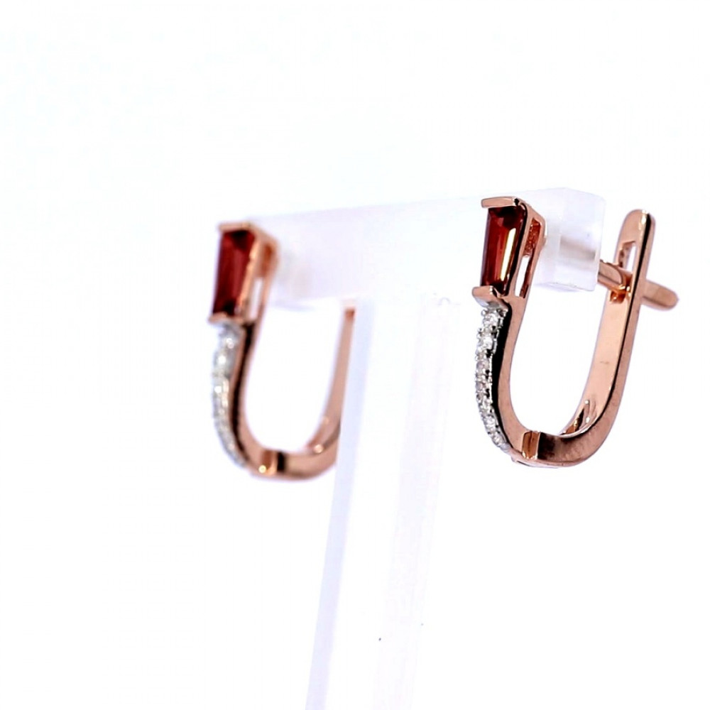 Golden earrings with garnet