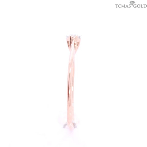 Золотое кольцо с  бриллиантом