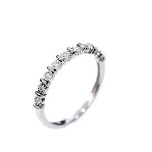 Gold ring with diamonds