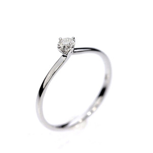 Золотое кольцо с  бриллиантом