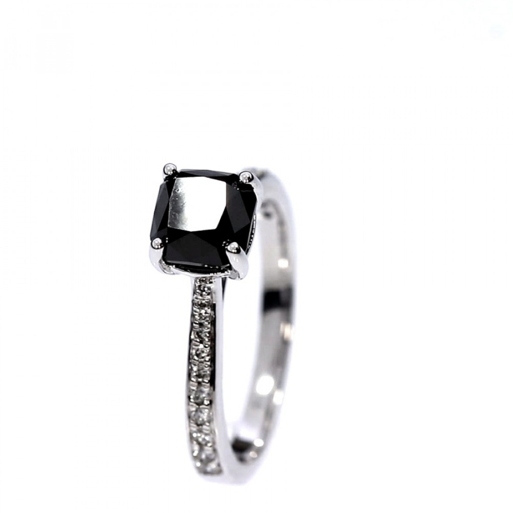 Kuldsõrmus mustade briljantidega