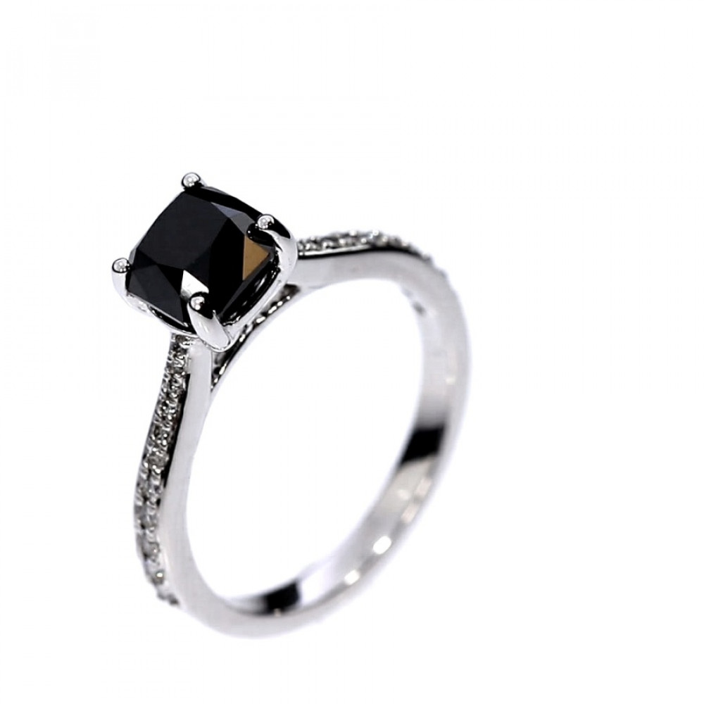 Kuldsõrmus mustade briljantidega