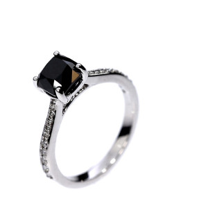 Kuldsõrmus mustade briljantidega