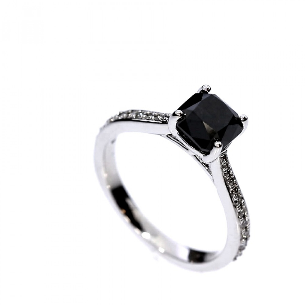 Kuldsõrmus mustade briljantidega