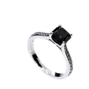 Kuldsõrmus mustade briljantidega