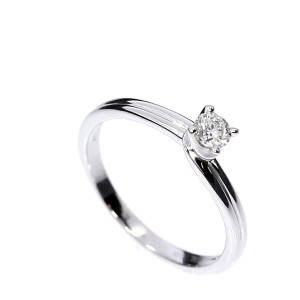 Gold ring with diamond