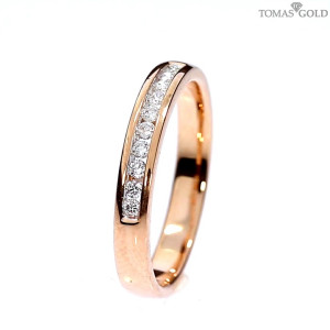 Gold ring with diamonds