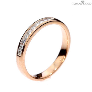 Gold ring with diamonds