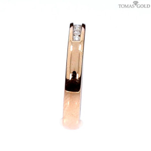 Gold ring with diamonds