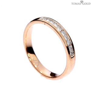 Gold ring with diamonds