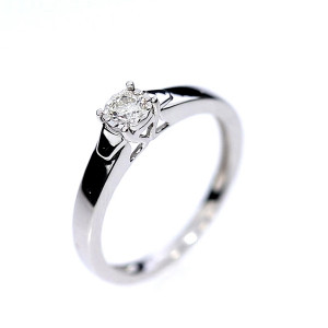 Золотое кольцо с  бриллиантом