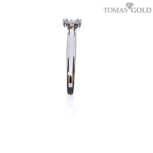 Gold ring with diamond