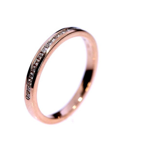 Gold ring with diamonds