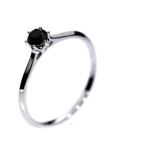 Золотое кольцо с драгоценными камнями