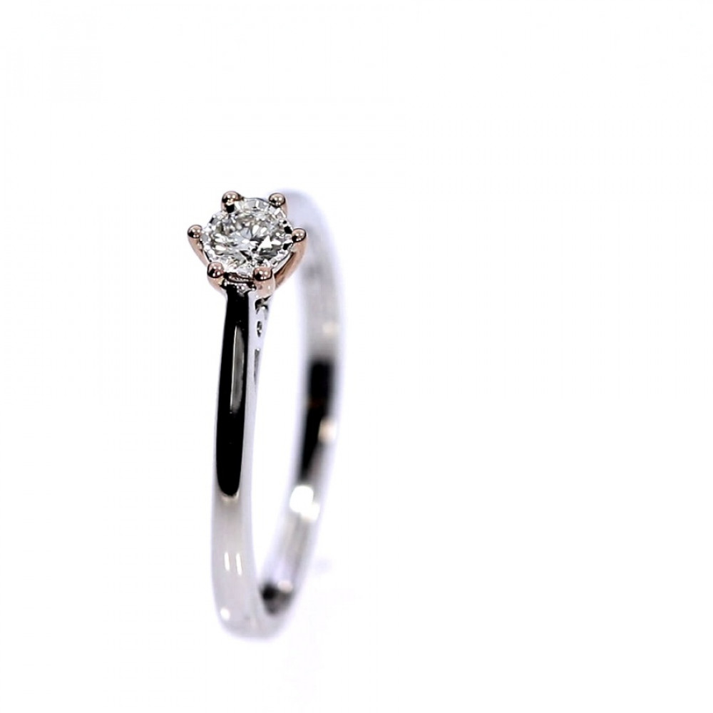 Auksinis žiedas su brangakmeniais