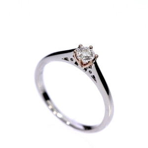 Auksinis žiedas su brangakmeniais