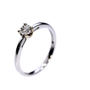 Золотое кольцо с драгоценными камнями