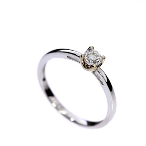 Золотое кольцо с драгоценными камнями