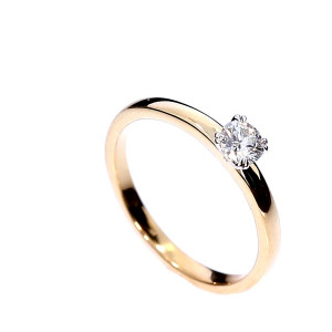 Золотое кольцо с  бриллиантом