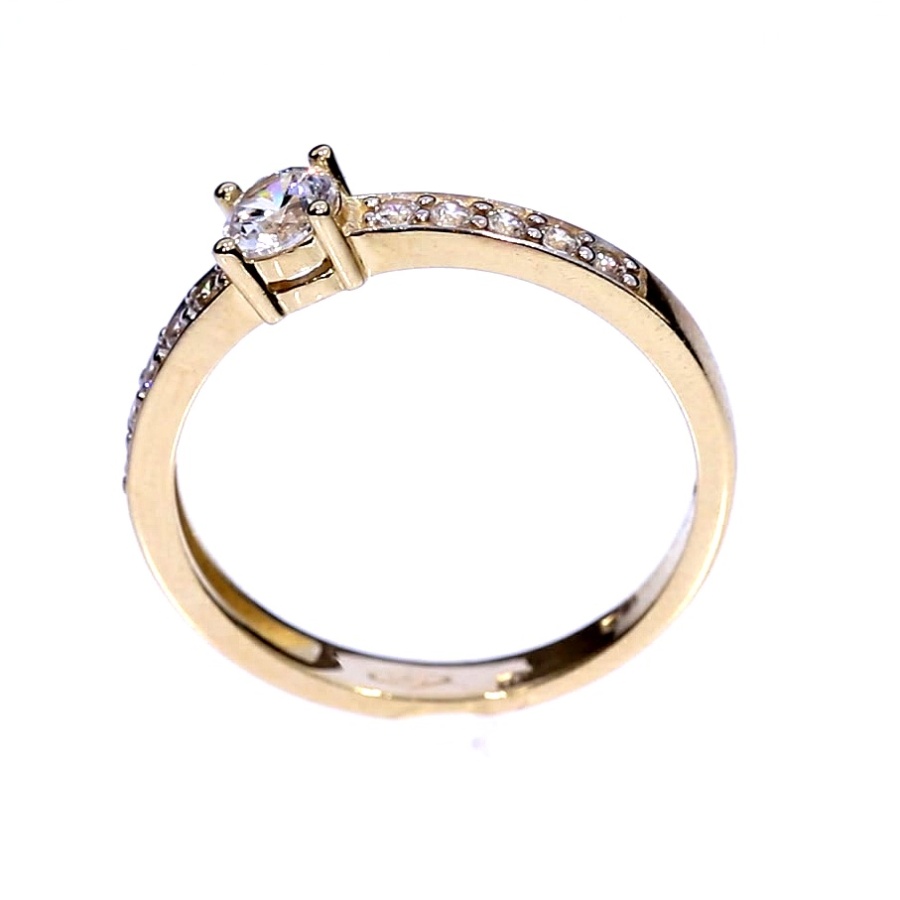 Kuldsõrmus tsirkoonidega