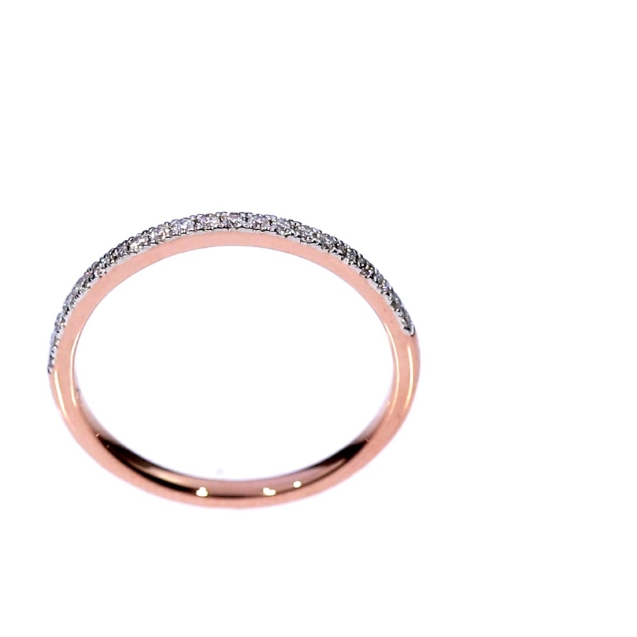 Gold ring with diamonds