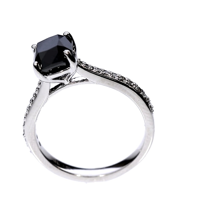 Kuldsõrmus mustade briljantidega