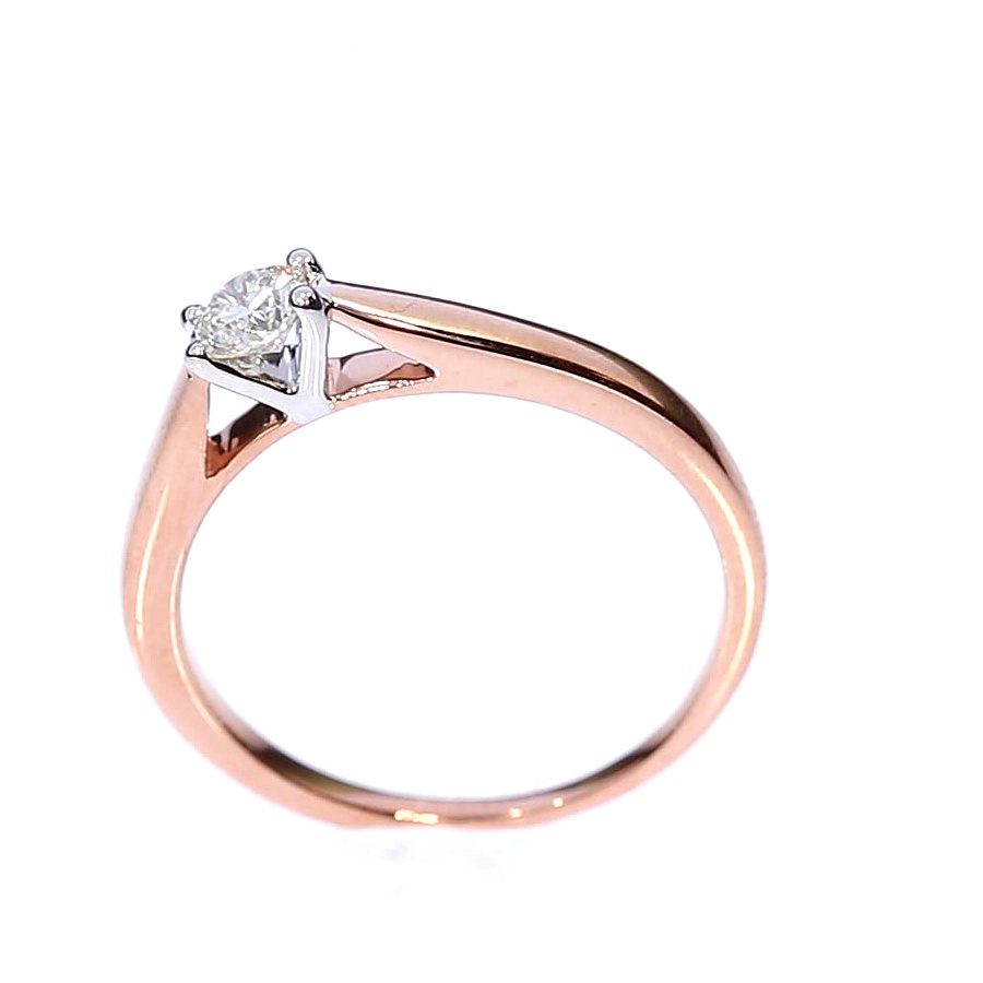 Gold ring with diamond