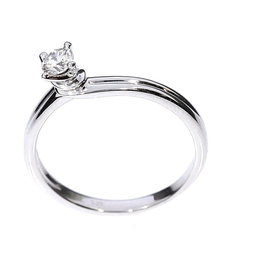 Gold ring with diamond