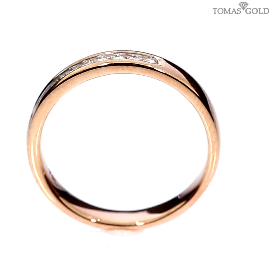 Gold ring with diamonds