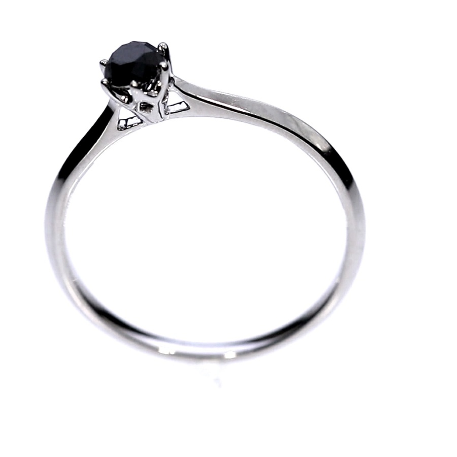 Золотое кольцо с драгоценными камнями