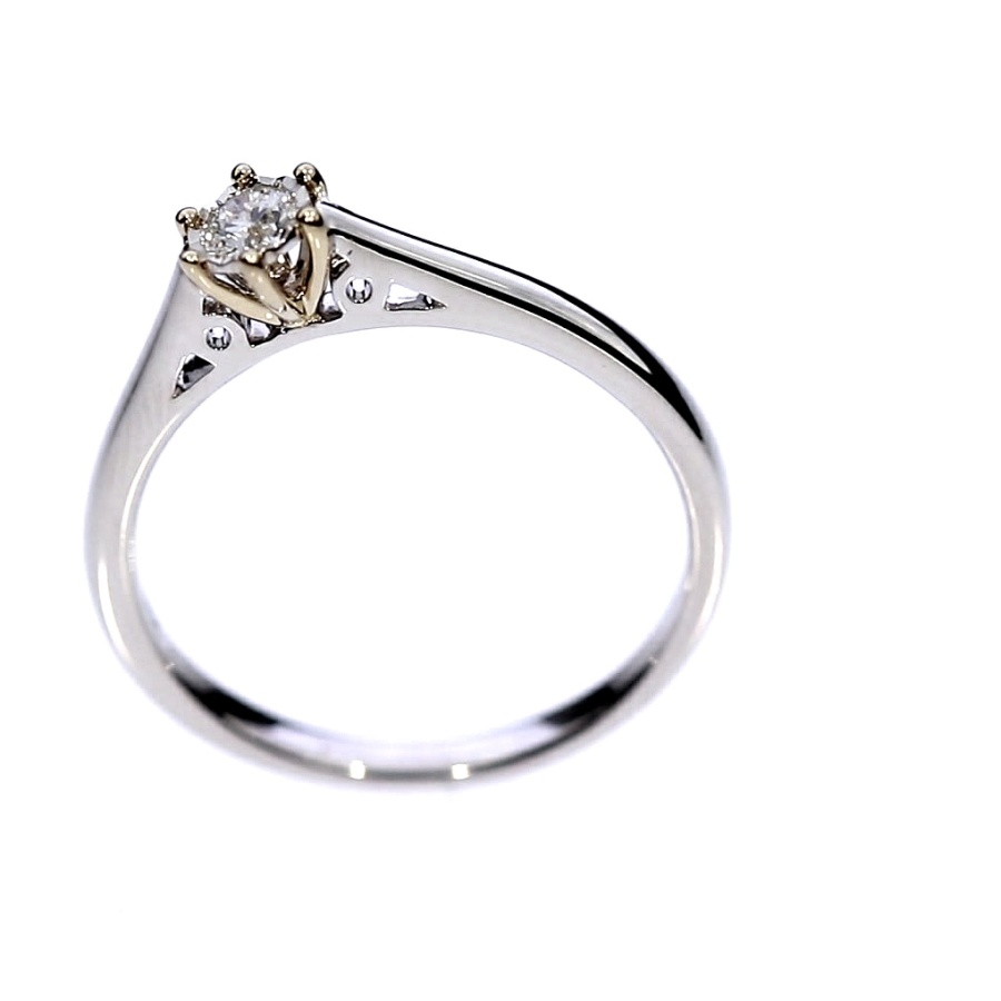 Золотое кольцо с драгоценными камнями